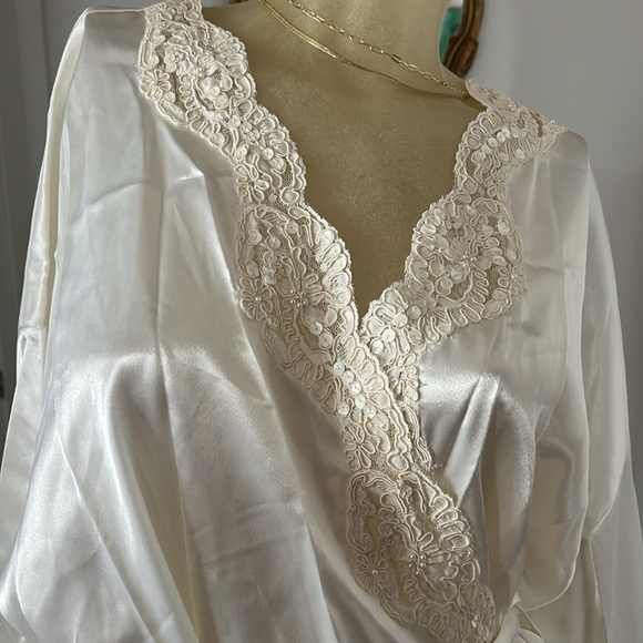 Beautiful Bridal Victoria’s Secret Robe - Picture 2 of 7